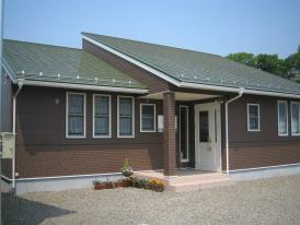 フォレストベルの外観。緑の屋根と茶色の壁の建物